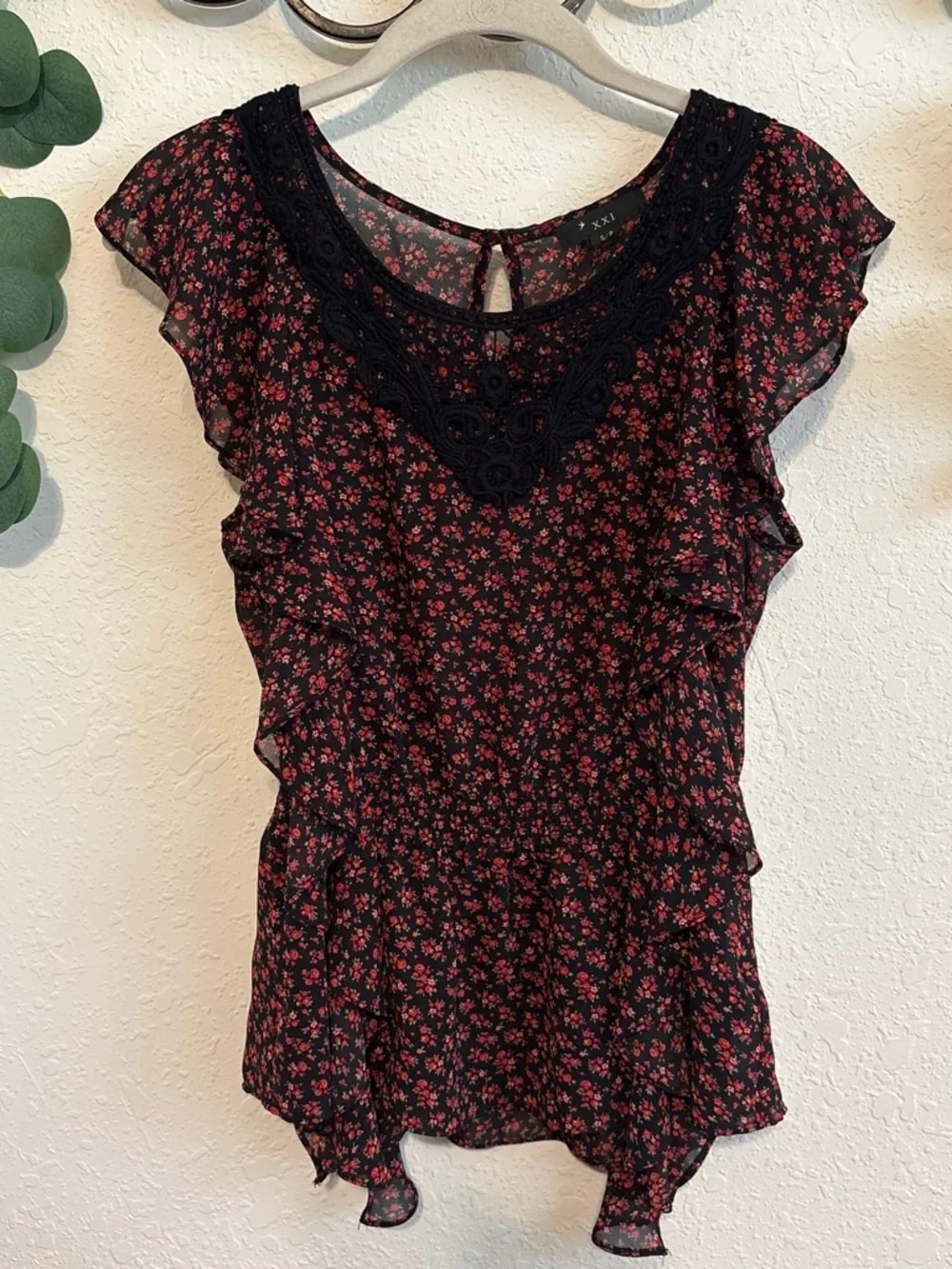 Y2K Forever21 Red and Black Floral Ruffled Whimsigoth Top❤️ - Picture 2 of 5